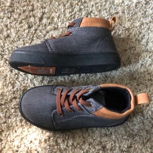 Oomphie KIDS size 9.